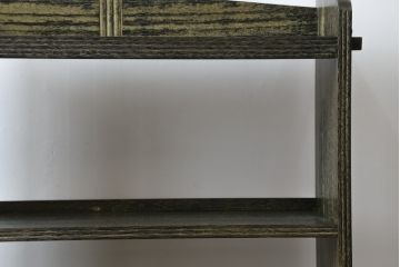 和製アンティーク　深く味のある木の風合いが魅力的な楔(クサビ)式本棚(ブックシェルフ、オープンシェルフ、飾り棚)(R-078657)