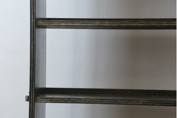 和製アンティーク　深く味のある木の風合いが魅力的な楔(クサビ)式本棚(ブックシェルフ、オープンシェルフ、飾り棚)(R-078657)