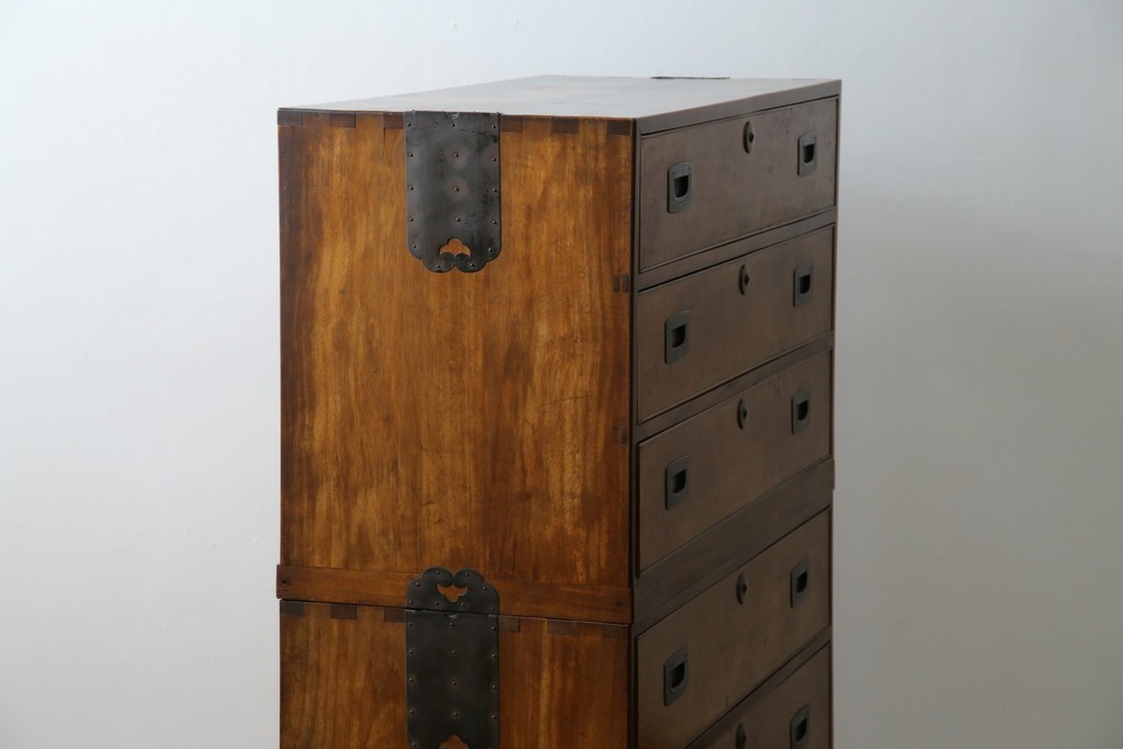 和製アンティーク　高級品!!　総楠(クス)材　前面バーズアイ　銅金具　落ち着きのある佇まいが魅力的な二段重ね時代箪笥　(R-078659)