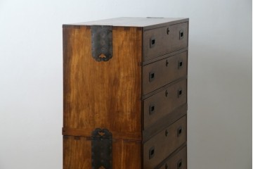 和製アンティーク　高級品!!　総楠(クス)材　前面バーズアイ　銅金具　落ち着きのある佇まいが魅力的な二段重ね時代箪笥　(R-078659)