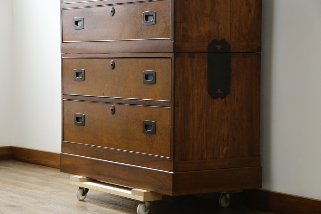 和製アンティーク　高級品!!　総楠(クス)材　前面バーズアイ　銅金具　落ち着きのある佇まいが魅力的な二段重ね時代箪笥　(R-078659)