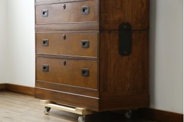 和製アンティーク　高級品!!　総楠(クス)材　前面バーズアイ　銅金具　落ち着きのある佇まいが魅力的な二段重ね時代箪笥　(R-078659)