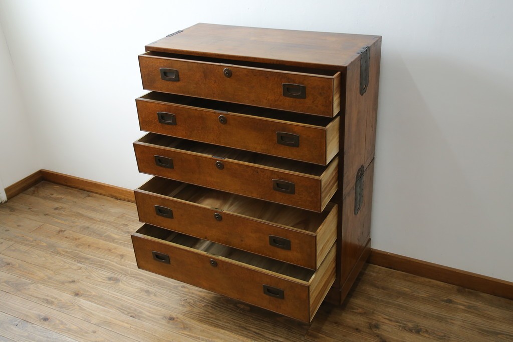 和製アンティーク　高級品!!　総楠(クス)材　前面バーズアイ　銅金具　落ち着きのある佇まいが魅力的な二段重ね時代箪笥　(R-078659)