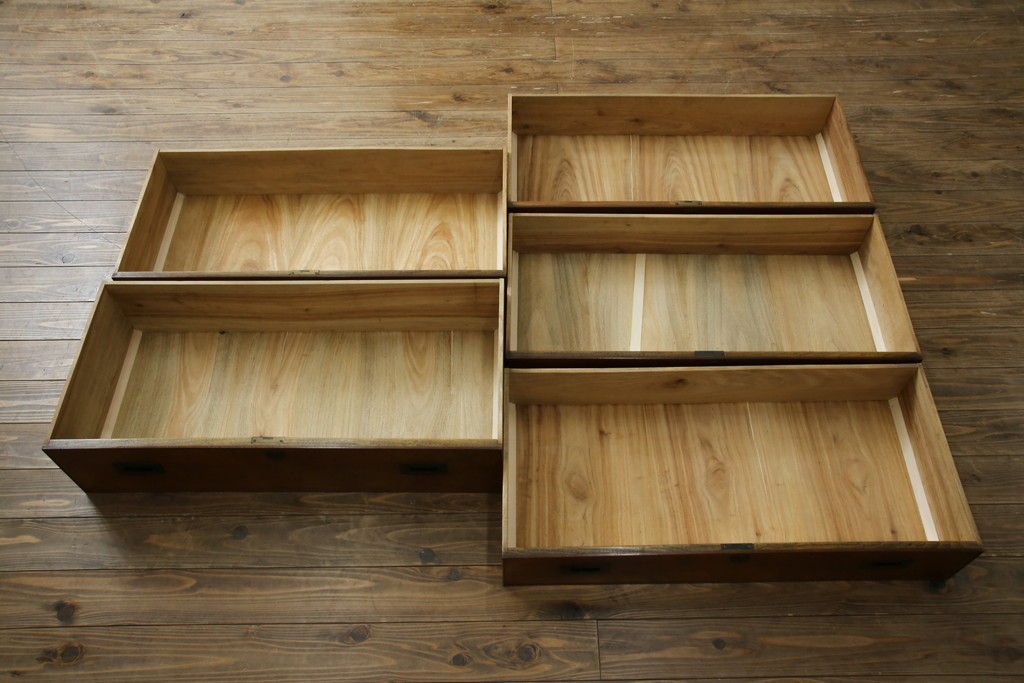 和製アンティーク　高級品!!　総楠(クス)材　前面バーズアイ　銅金具　落ち着きのある佇まいが魅力的な二段重ね時代箪笥　(R-078659)