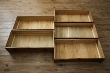 和製アンティーク　高級品!!　総楠(クス)材　前面バーズアイ　銅金具　落ち着きのある佇まいが魅力的な二段重ね時代箪笥　(R-078659)