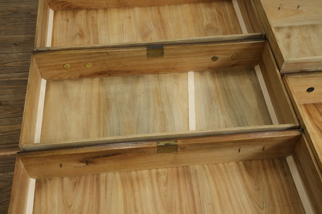 和製アンティーク　高級品!!　総楠(クス)材　前面バーズアイ　銅金具　落ち着きのある佇まいが魅力的な二段重ね時代箪笥　(R-078659)