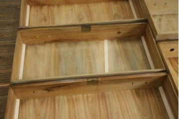 和製アンティーク　高級品!!　総楠(クス)材　前面バーズアイ　銅金具　落ち着きのある佇まいが魅力的な二段重ね時代箪笥　(R-078659)