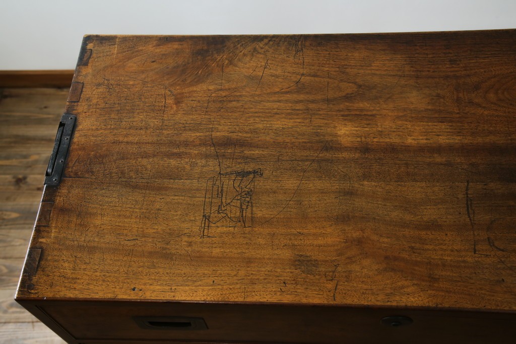 和製アンティーク　高級品!!　総楠(クス)材　前面バーズアイ　銅金具　落ち着きのある佇まいが魅力的な二段重ね時代箪笥　(R-078659)