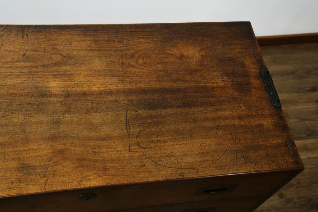 和製アンティーク　高級品!!　総楠(クス)材　前面バーズアイ　銅金具　落ち着きのある佇まいが魅力的な二段重ね時代箪笥　(R-078659)