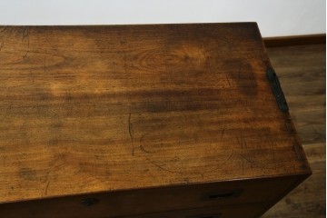 和製アンティーク　高級品!!　総楠(クス)材　前面バーズアイ　銅金具　落ち着きのある佇まいが魅力的な二段重ね時代箪笥　(R-078659)