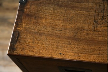 和製アンティーク　高級品!!　総楠(クス)材　前面バーズアイ　銅金具　落ち着きのある佇まいが魅力的な二段重ね時代箪笥　(R-078659)