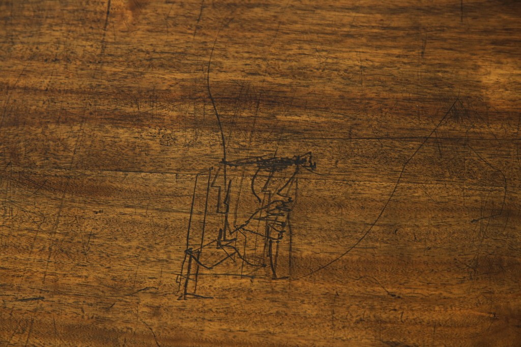 和製アンティーク　高級品!!　総楠(クス)材　前面バーズアイ　銅金具　落ち着きのある佇まいが魅力的な二段重ね時代箪笥　(R-078659)