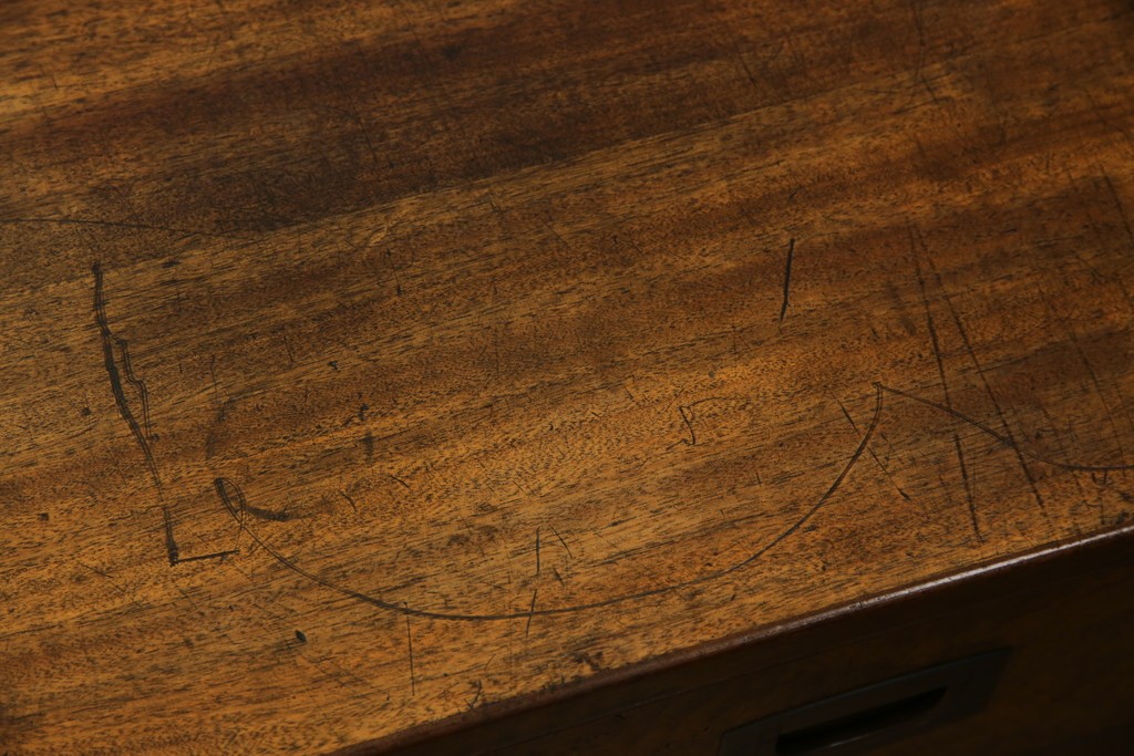 和製アンティーク　高級品!!　総楠(クス)材　前面バーズアイ　銅金具　落ち着きのある佇まいが魅力的な二段重ね時代箪笥　(R-078659)