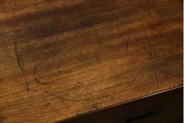 和製アンティーク　高級品!!　総楠(クス)材　前面バーズアイ　銅金具　落ち着きのある佇まいが魅力的な二段重ね時代箪笥　(R-078659)