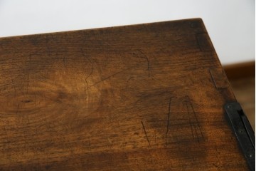 和製アンティーク　高級品!!　総楠(クス)材　前面バーズアイ　銅金具　落ち着きのある佇まいが魅力的な二段重ね時代箪笥　(R-078659)