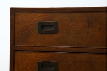 和製アンティーク　高級品!!　総楠(クス)材　前面バーズアイ　銅金具　落ち着きのある佇まいが魅力的な二段重ね時代箪笥　(R-078659)