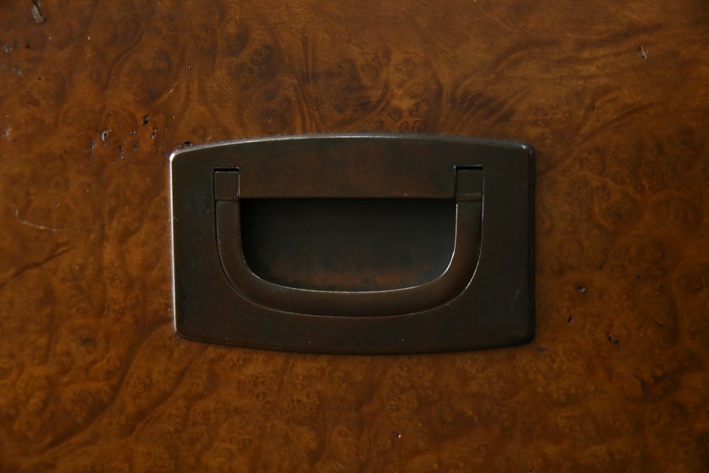 和製アンティーク　高級品!!　総楠(クス)材　前面バーズアイ　銅金具　落ち着きのある佇まいが魅力的な二段重ね時代箪笥　(R-078659)