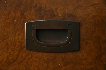 和製アンティーク　高級品!!　総楠(クス)材　前面バーズアイ　銅金具　落ち着きのある佇まいが魅力的な二段重ね時代箪笥　(R-078659)