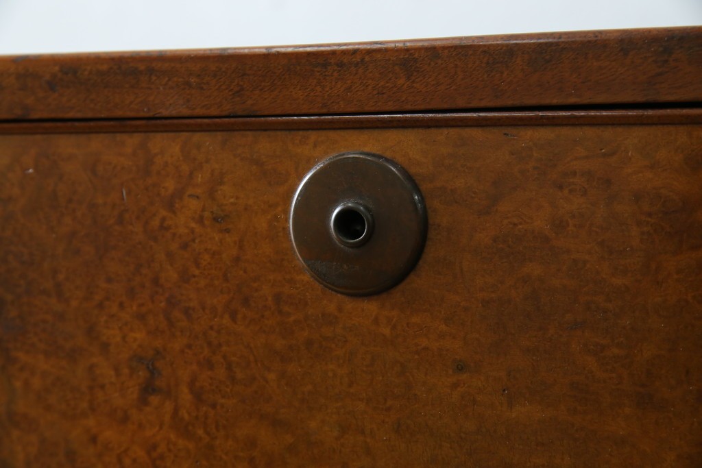 和製アンティーク　高級品!!　総楠(クス)材　前面バーズアイ　銅金具　落ち着きのある佇まいが魅力的な二段重ね時代箪笥　(R-078659)