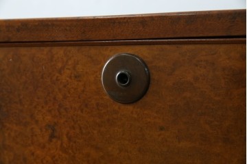 和製アンティーク　高級品!!　総楠(クス)材　前面バーズアイ　銅金具　落ち着きのある佇まいが魅力的な二段重ね時代箪笥　(R-078659)