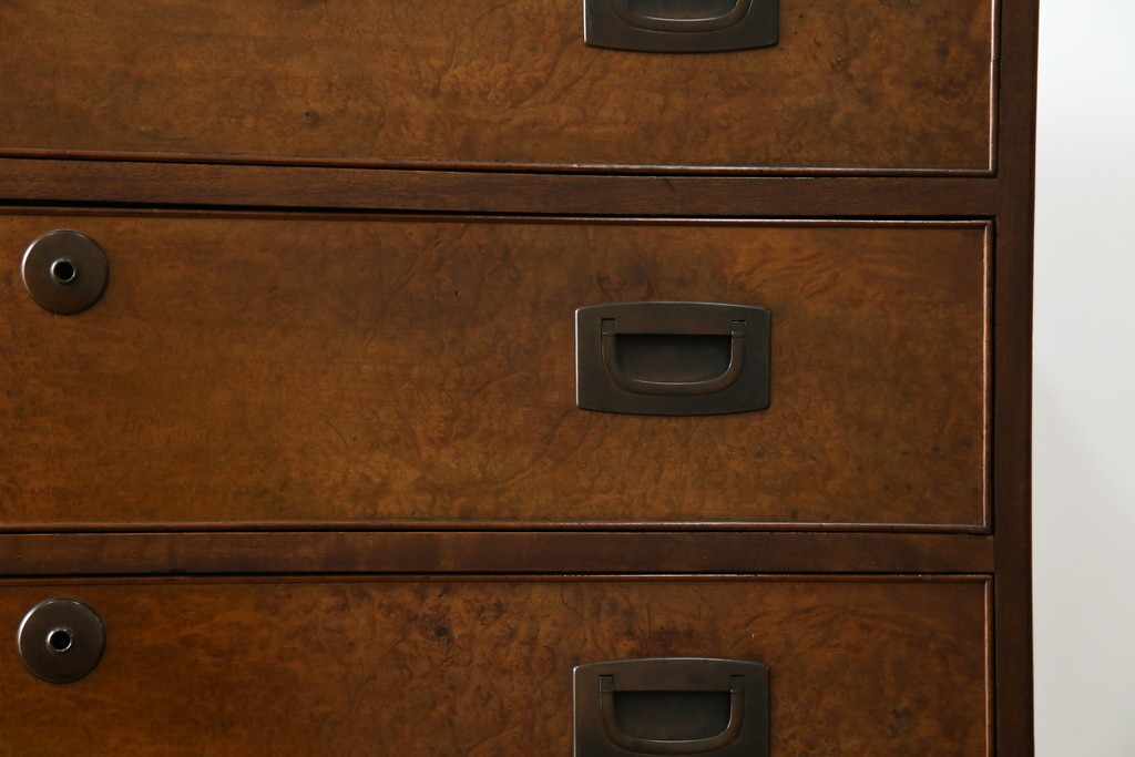 和製アンティーク　高級品!!　総楠(クス)材　前面バーズアイ　銅金具　落ち着きのある佇まいが魅力的な二段重ね時代箪笥　(R-078659)