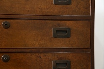 和製アンティーク　高級品!!　総楠(クス)材　前面バーズアイ　銅金具　落ち着きのある佇まいが魅力的な二段重ね時代箪笥　(R-078659)