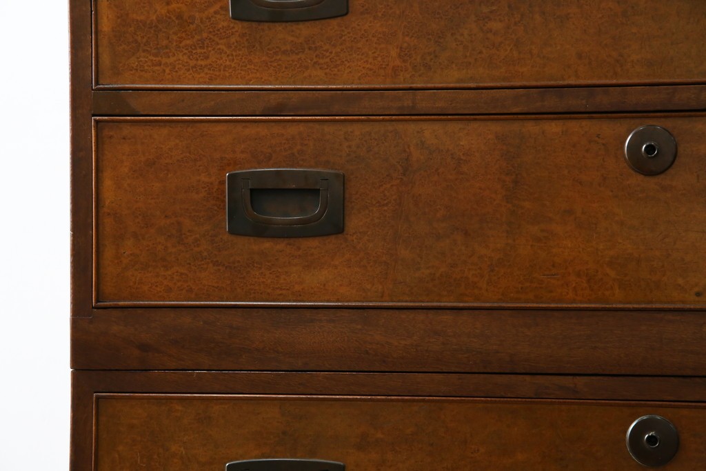 和製アンティーク　高級品!!　総楠(クス)材　前面バーズアイ　銅金具　落ち着きのある佇まいが魅力的な二段重ね時代箪笥　(R-078659)