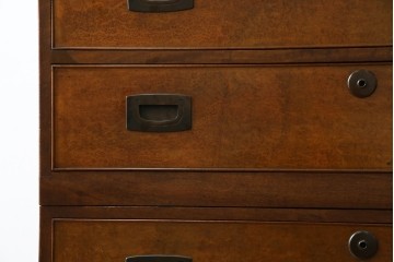 和製アンティーク　高級品!!　総楠(クス)材　前面バーズアイ　銅金具　落ち着きのある佇まいが魅力的な二段重ね時代箪笥　(R-078659)