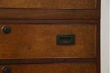 和製アンティーク　高級品!!　総楠(クス)材　前面バーズアイ　銅金具　落ち着きのある佇まいが魅力的な二段重ね時代箪笥　(R-078659)