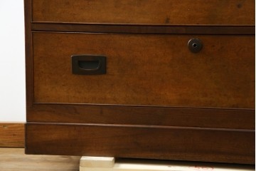 和製アンティーク　高級品!!　総楠(クス)材　前面バーズアイ　銅金具　落ち着きのある佇まいが魅力的な二段重ね時代箪笥　(R-078659)