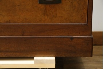 和製アンティーク　高級品!!　総楠(クス)材　前面バーズアイ　銅金具　落ち着きのある佇まいが魅力的な二段重ね時代箪笥　(R-078659)