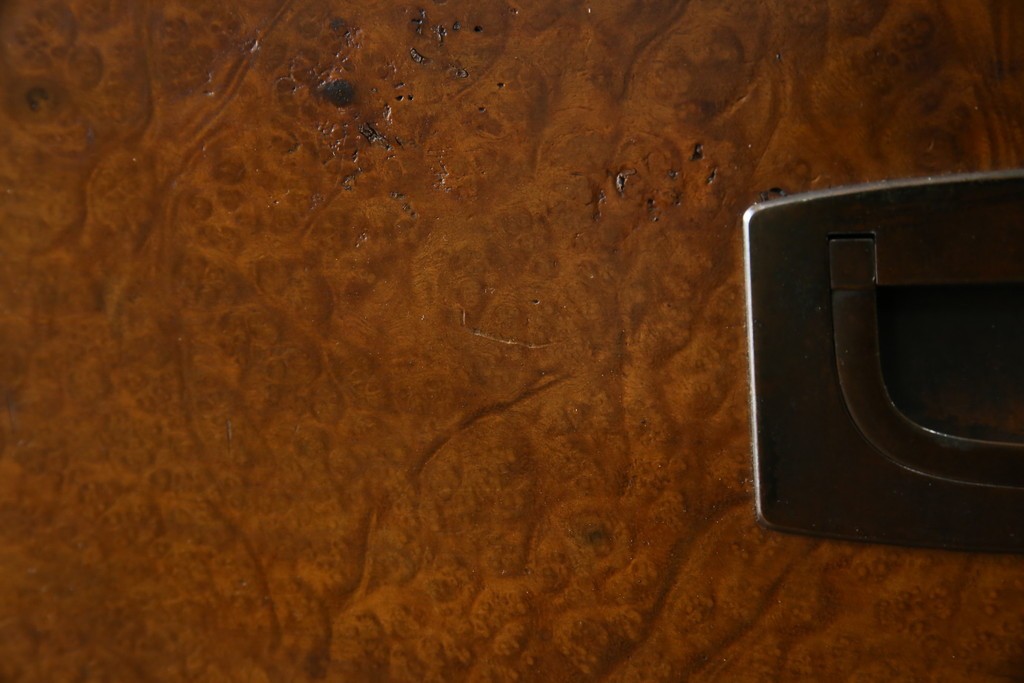 和製アンティーク　高級品!!　総楠(クス)材　前面バーズアイ　銅金具　落ち着きのある佇まいが魅力的な二段重ね時代箪笥　(R-078659)