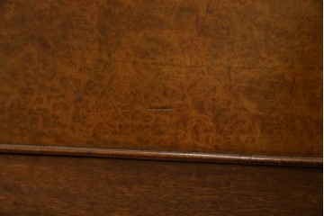 和製アンティーク　高級品!!　総楠(クス)材　前面バーズアイ　銅金具　落ち着きのある佇まいが魅力的な二段重ね時代箪笥　(R-078659)