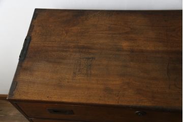 和製アンティーク　高級品!!　総楠(クス)材　前面バーズアイ　銅金具　落ち着きのある佇まいが魅力的な二段重ね時代箪笥(重ね箪笥、和タンス、衣装たんす、整理箪笥、収納たんす、引き出し)(R-078659)