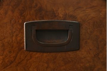 和製アンティーク　高級品!!　総楠(クス)材　前面バーズアイ　銅金具　落ち着きのある佇まいが魅力的な二段重ね時代箪笥(重ね箪笥、和タンス、衣装たんす、整理箪笥、収納たんす、引き出し)(R-078659)