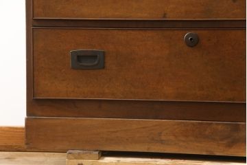 和製アンティーク　高級品!!　総楠(クス)材　前面バーズアイ　銅金具　落ち着きのある佇まいが魅力的な二段重ね時代箪笥(重ね箪笥、和タンス、衣装たんす、整理箪笥、収納たんす、引き出し)(R-078659)