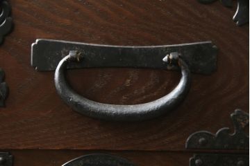 和製ビンテージ　前面栗材　鋲と凝った金具の意匠が存在感を放つ米沢箪笥(手許箪笥、和タンス、収納たんす、小箪笥、小物収納、引き出し、ヴィンテージ)(R-078662)