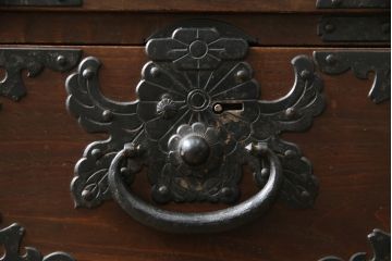 和製ビンテージ　前面栗材　鋲と凝った金具の意匠が存在感を放つ米沢箪笥(手許箪笥、和タンス、収納たんす、小箪笥、小物収納、引き出し、ヴィンテージ)(R-078662)