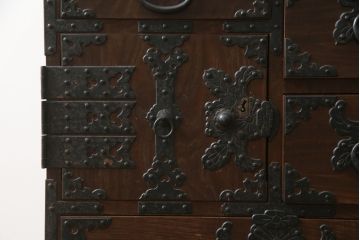 和製ビンテージ　前面栗材　鋲と凝った金具の意匠が存在感を放つ米沢箪笥(手許箪笥、和タンス、収納たんす、小箪笥、小物収納、引き出し、ヴィンテージ)(R-078662)