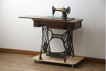 ジャンク品　SINGER(シンガー)社　お洒落なアンティークの空間を演出するミシンテーブル(シンガーミシン、ミシン台、ディスプレイ、工業用ミシン、店舗什器)(R-078663)