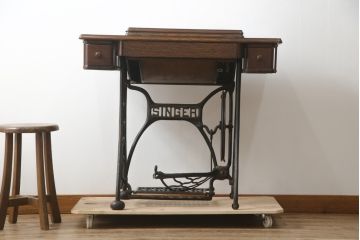 ジャンク品　SINGER(シンガー)社　お洒落なアンティークの空間を演出するミシンテーブル(シンガーミシン、ミシン台、ディスプレイ、工業用ミシン、店舗什器)(R-078663)