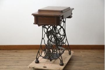 ジャンク品　SINGER(シンガー)社　お洒落なアンティークの空間を演出するミシンテーブル(シンガーミシン、ミシン台、ディスプレイ、工業用ミシン、店舗什器)(R-078663)