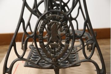 ジャンク品　SINGER(シンガー)社　お洒落なアンティークの空間を演出するミシンテーブル(シンガーミシン、ミシン台、ディスプレイ、工業用ミシン、店舗什器)(R-078663)