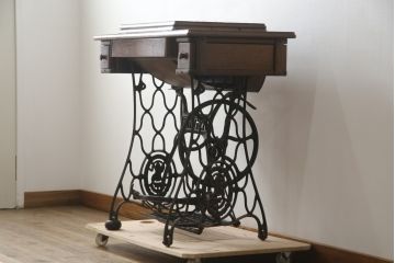 ジャンク品　SINGER(シンガー)社　お洒落なアンティークの空間を演出するミシンテーブル(シンガーミシン、ミシン台、ディスプレイ、工業用ミシン、店舗什器)(R-078663)