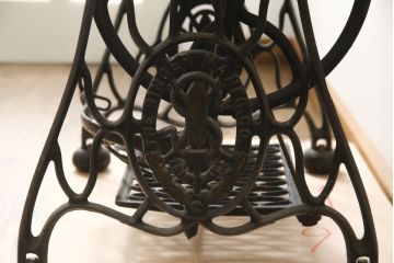 ジャンク品　SINGER(シンガー)社　お洒落なアンティークの空間を演出するミシンテーブル(シンガーミシン、ミシン台、ディスプレイ、工業用ミシン、店舗什器)(R-078663)