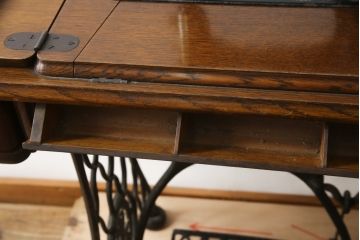 ジャンク品　SINGER(シンガー)社　お洒落なアンティークの空間を演出するミシンテーブル(シンガーミシン、ミシン台、ディスプレイ、工業用ミシン、店舗什器)(R-078663)