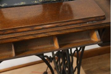 ジャンク品　SINGER(シンガー)社　お洒落なアンティークの空間を演出するミシンテーブル(シンガーミシン、ミシン台、ディスプレイ、工業用ミシン、店舗什器)(R-078663)