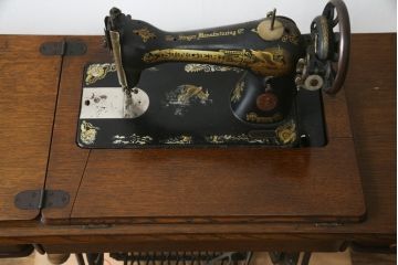 ジャンク品　SINGER(シンガー)社　お洒落なアンティークの空間を演出するミシンテーブル(シンガーミシン、ミシン台、ディスプレイ、工業用ミシン、店舗什器)(R-078663)