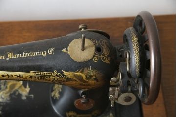 ジャンク品　SINGER(シンガー)社　お洒落なアンティークの空間を演出するミシンテーブル(シンガーミシン、ミシン台、ディスプレイ、工業用ミシン、店舗什器)(R-078663)