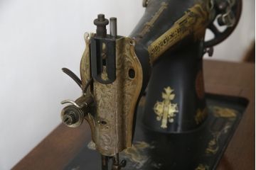 ジャンク品　SINGER(シンガー)社　お洒落なアンティークの空間を演出するミシンテーブル(シンガーミシン、ミシン台、ディスプレイ、工業用ミシン、店舗什器)(R-078663)